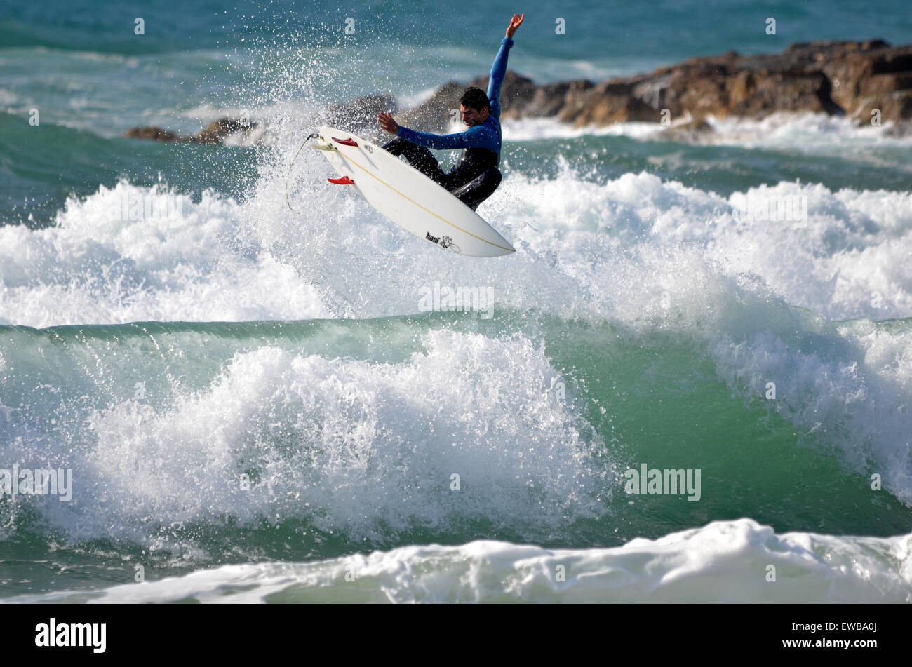 Surfer gira sulla cresta dell onda fotografato nel Mare Mediterraneo, Tel Aviv Israele Foto Stock