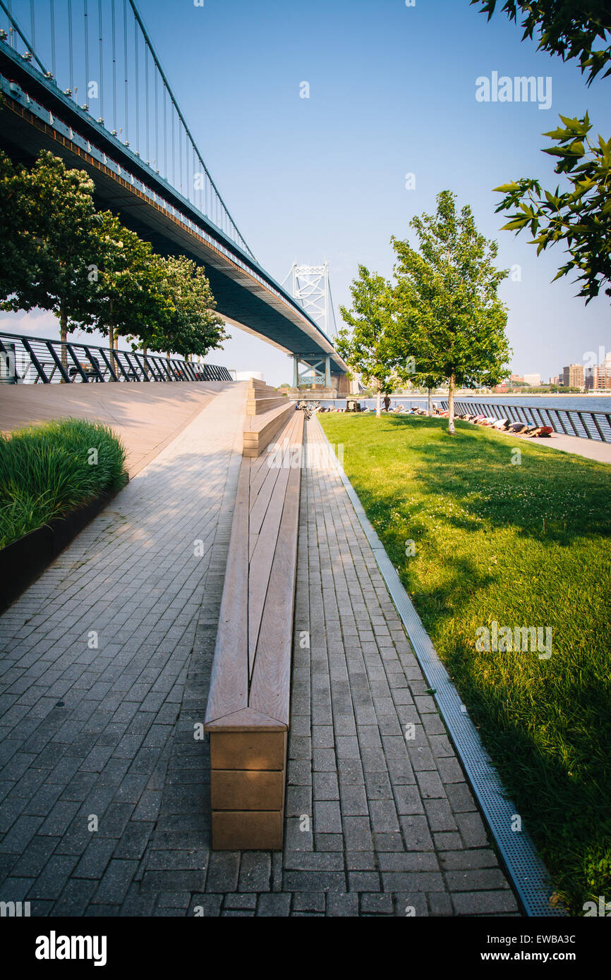 Il Benjamin Franklin Bridge e gara Street Pier, in Philadelphia, Pennsylvania. Foto Stock