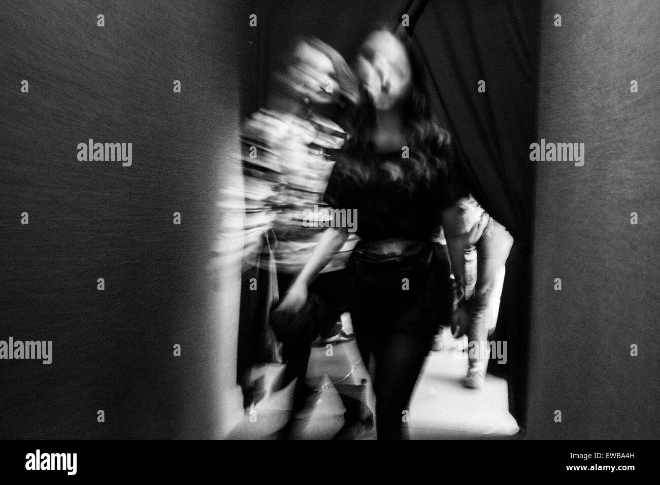 Due donne a piedi Foto Stock