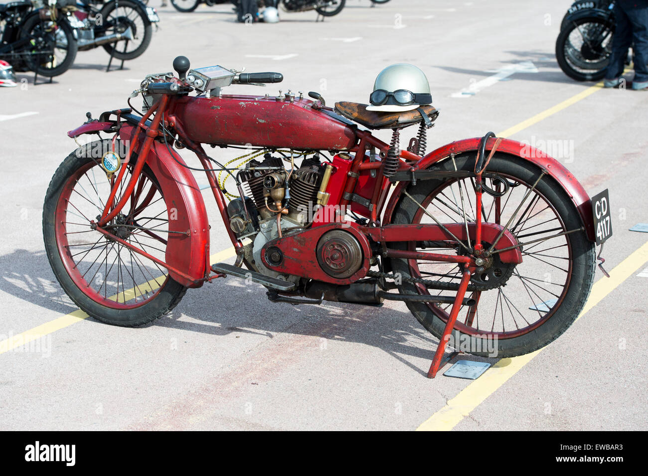 Vintage moto Indian e casco al VMCC Banbury Esegui. Banbury, Oxfordshire, Inghilterra Foto Stock