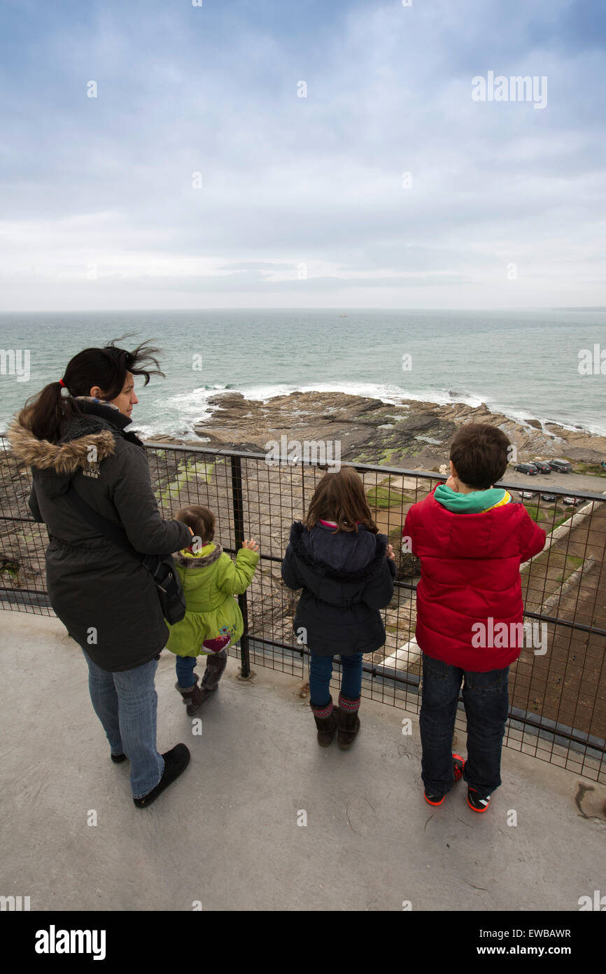 Irlanda, Co Wexford, testa a gancio, famiglia che guarda al mare dal faro Foto Stock