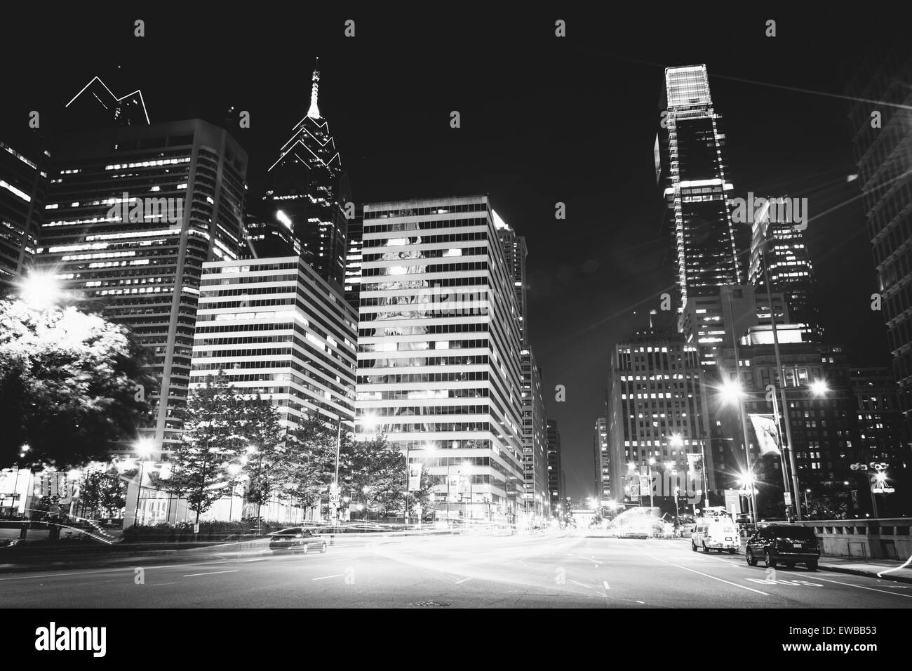 Edifici moderni di notte, in centro città, Philadelphia, Pennsylvania. Foto Stock