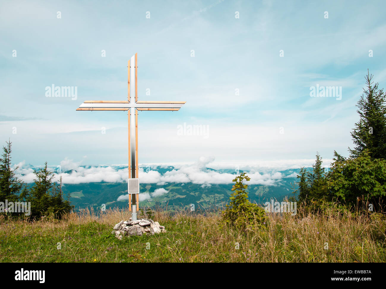 Croce di vetta di una montagna Foto Stock