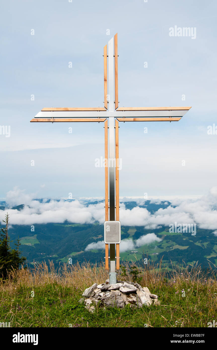 Croce di vetta di una montagna Foto Stock