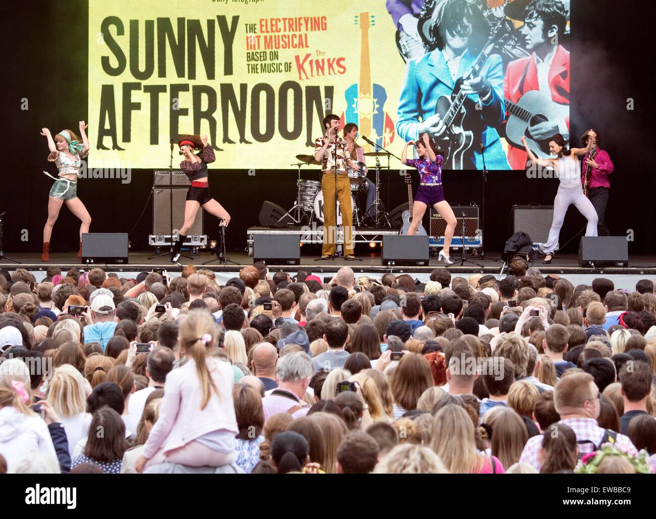 Pic mostra: West End Live at Trafalgar Square, Londra 20.6.15 oggi pomeriggio soleggiato con pieghe musica Pic da Gavin Rodgers/Pixe Foto Stock