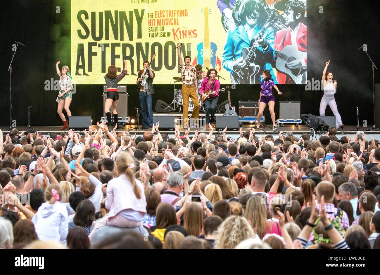 Pic mostra: West End Live at Trafalgar Square, Londra 20.6.15 oggi pomeriggio soleggiato con pieghe musica Pic da Gavin Rodgers/Pixe Foto Stock