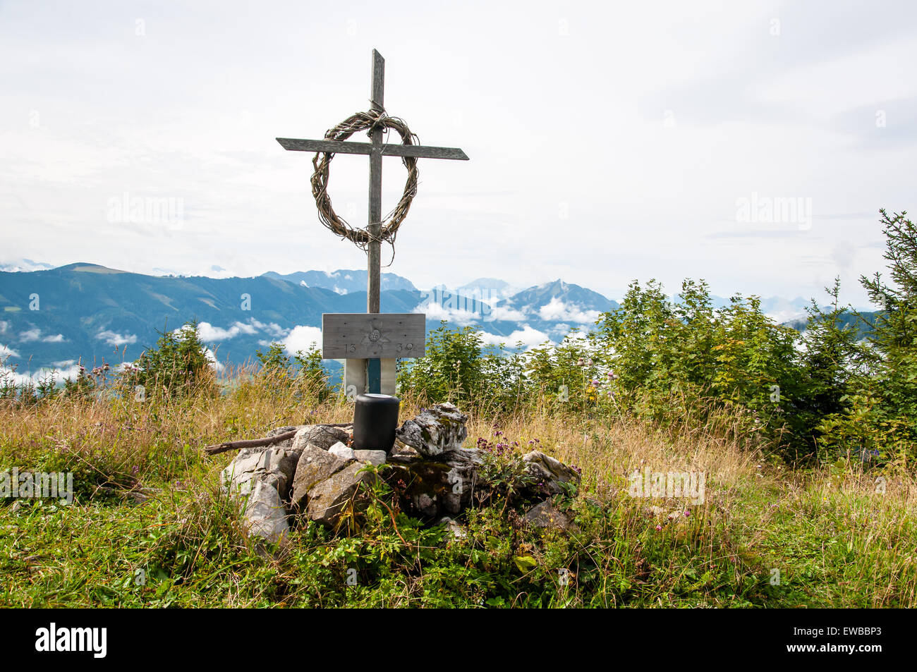 Croce di vetta di una montagna Foto Stock