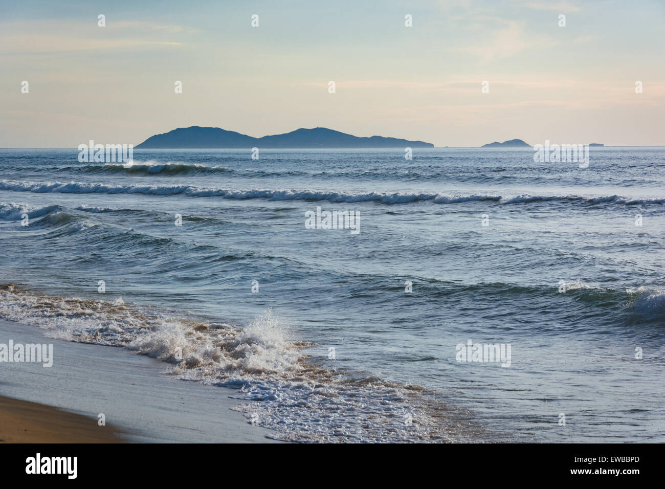 Isole lontane e le onde dell'Oceano Pacifico, in Imperial Beach, California. Foto Stock
