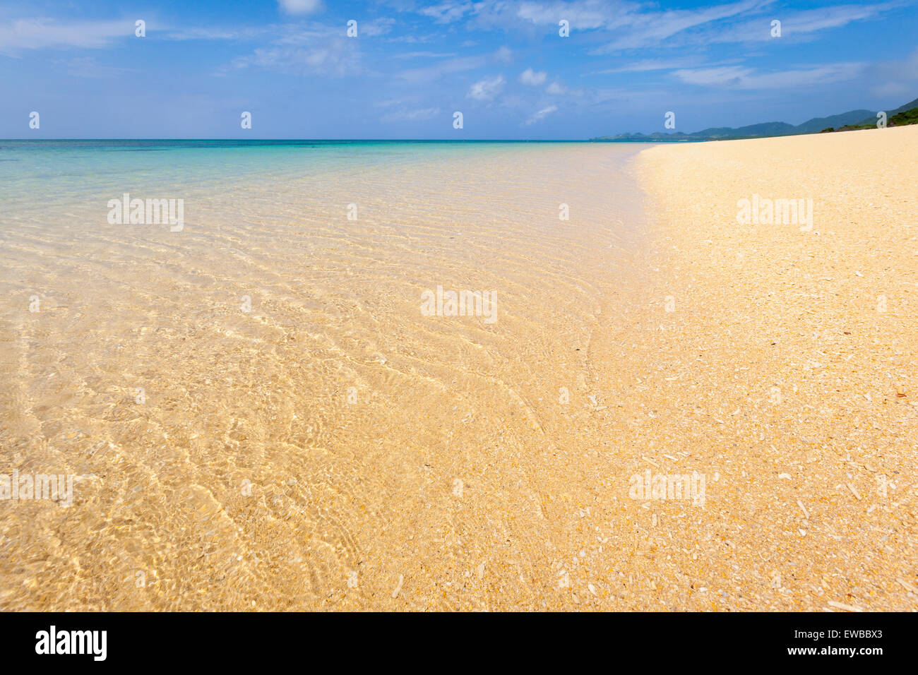 L'acqua chiara la lappatura su una spiaggia perfetta in Ishigaki, Giappone Foto Stock