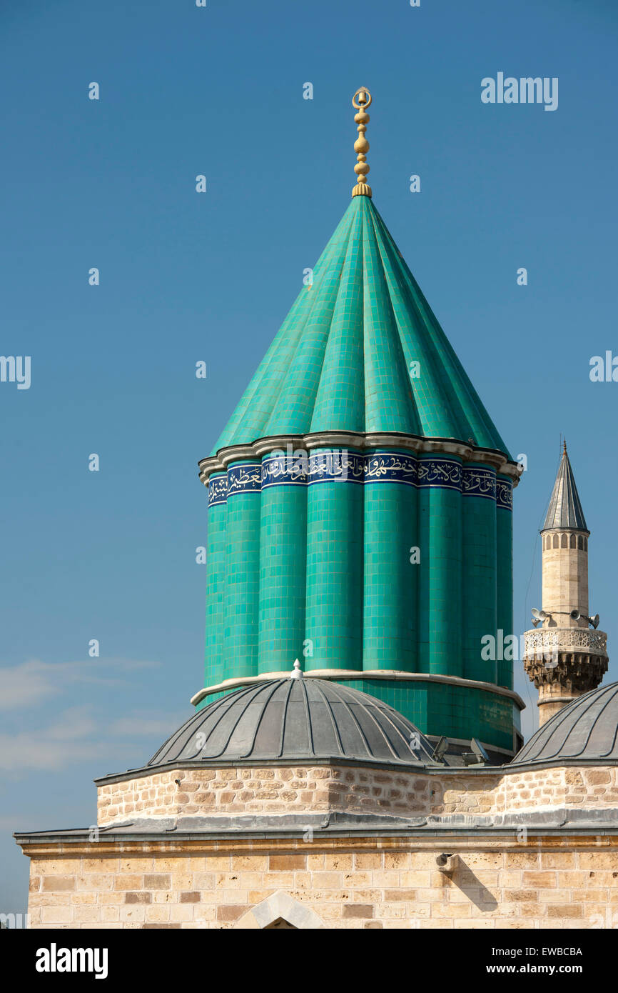 Türkei, Konya, Mevlana-Museum, Türbe des Calaeddin Rumi, des Gründers des Mevlana-Ordens, im Hintergrund Minarett der Selimiye-M Foto Stock