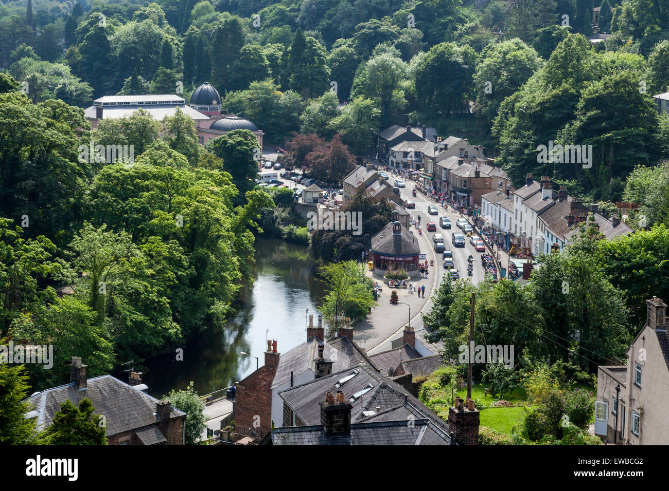 Matlock Bath centro città e il fiume Derwent dal di sopra, Derbyshire, England, Regno Unito Foto Stock