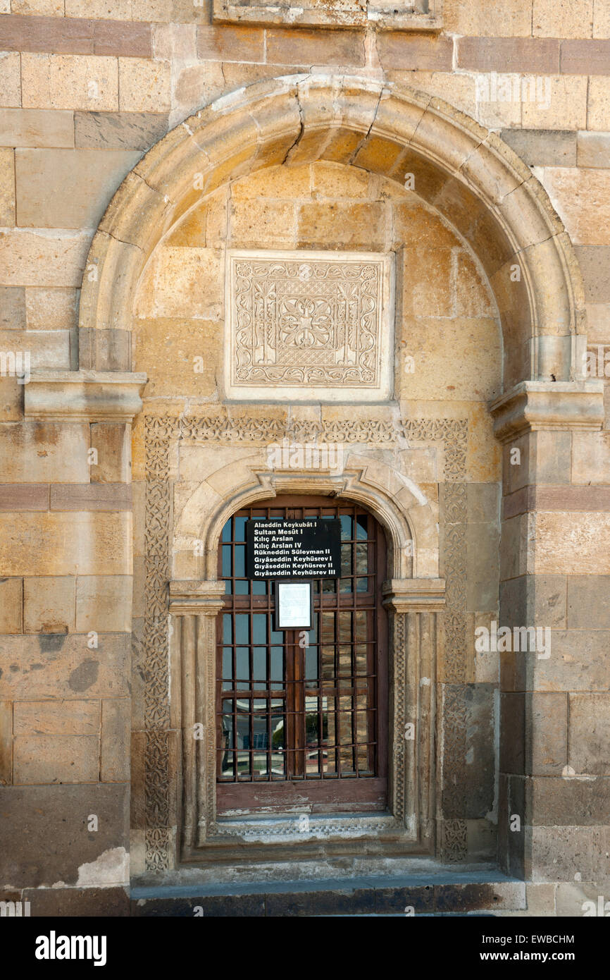 Türkei, Anatolien, Konya, Eingang der zehneckigen Türbe des Sultan Kilic Arslan II. im Hof der Alaaddin-Moschee Foto Stock