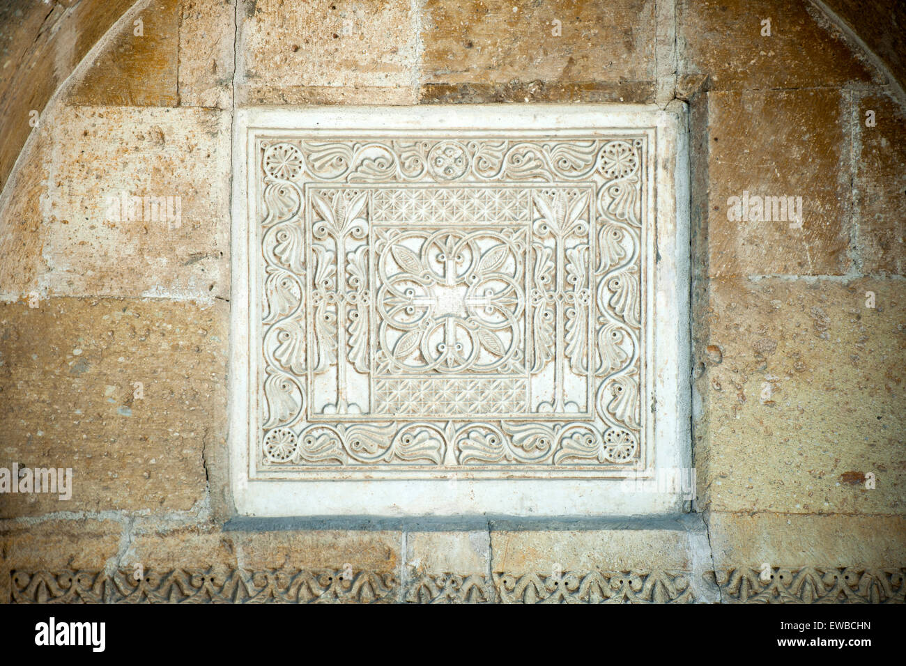 Türkei, Anatolien, Konya, Relieftafel über dem Eingang der zehneckigen Türbe des Sultan Kilic Arslan II. im Hof der Alaaddin-Mos Foto Stock