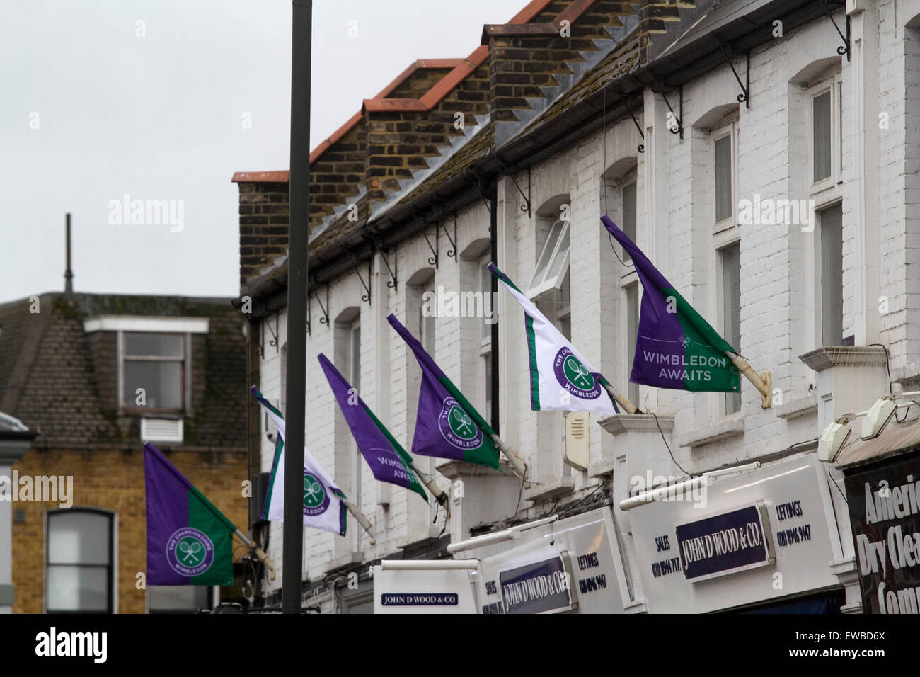 Il torneo di Wimbledon di Londra, Regno Unito. Il 22 giugno 2015. Wimbledon High Street è decorata con Wimbledon attende le bandiere sopra negozi davanti al 2015 Wimbledon Tennis Championships Credito: amer ghazzal/Alamy Live News Foto Stock