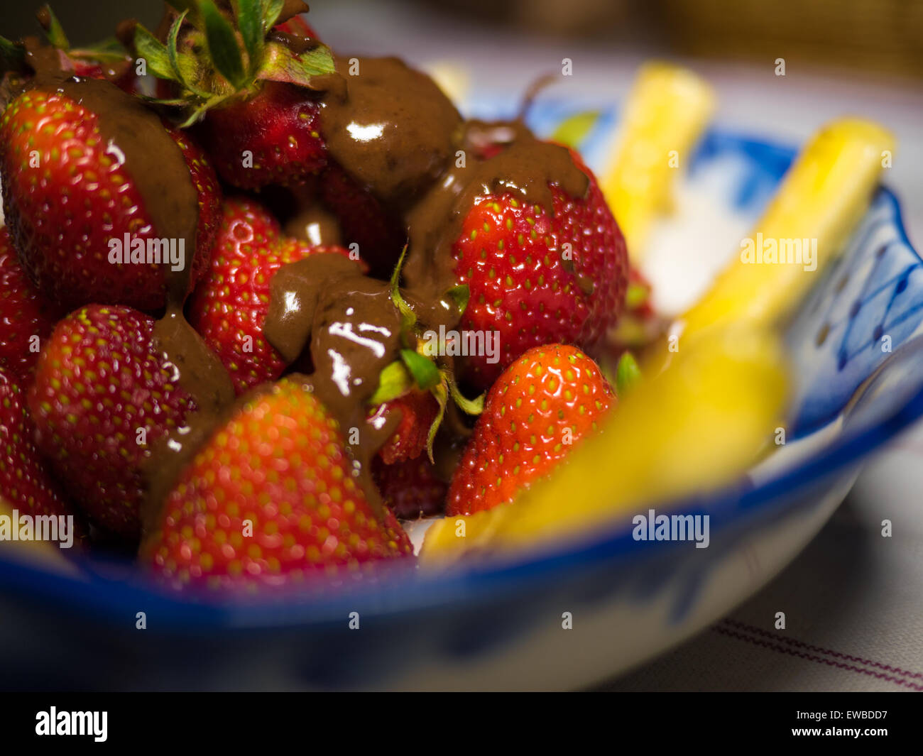 Banana e fragola sotto hot chodolate sulla tradizionale russo piastra - gzhel Foto Stock