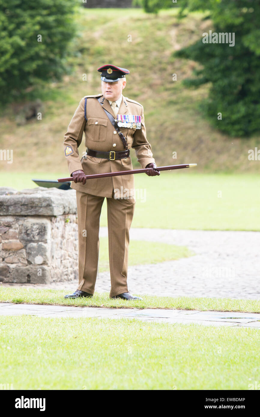 Cardiff, Regno Unito. Il 22 giugno, 2015. Il Sindaco di Cardiff, il Lord Luogotenente di South Glamorgan, i rappresentanti delle forze armate, cadetti e i veterani hanno partecipato a una bandiera cerimonia di salita al Castello di Cardiff di oggi. La manifestazione è una parte delle forze armate settimana. Shenkin, la mascotte di capra del reggimento reale del Galles, è stato anche in partecipazione come un appositamente commissionato bandiera è stato consegnato dal lungo un relè di rappresentanti, inclusi, servendo i soldati, un'aria cadet, un veterano e un soldato vestito in una prima Guerra Mondiale uniforme. Credito: Chris Stevenson/Alamy Live News Foto Stock