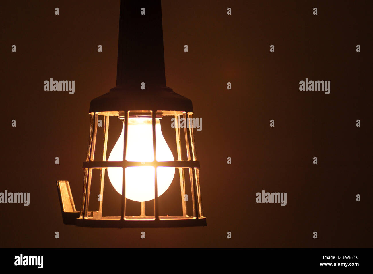 Vintage la vecchia lampadina in stile rustico gettar luce e brilla al buio con spazio di copia Foto Stock