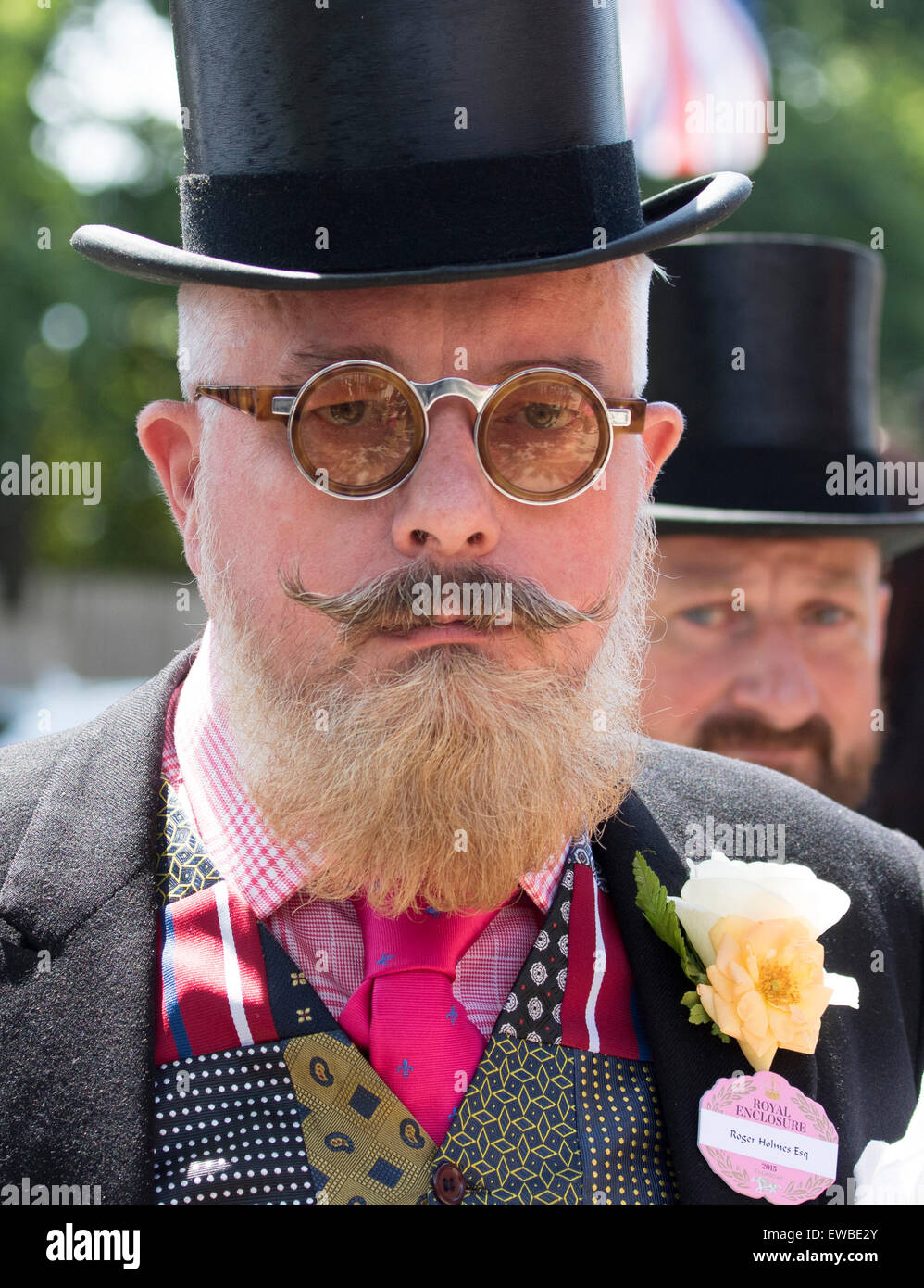 Uomo in top hat strani occhiali Ascot gare Foto stock - Alamy