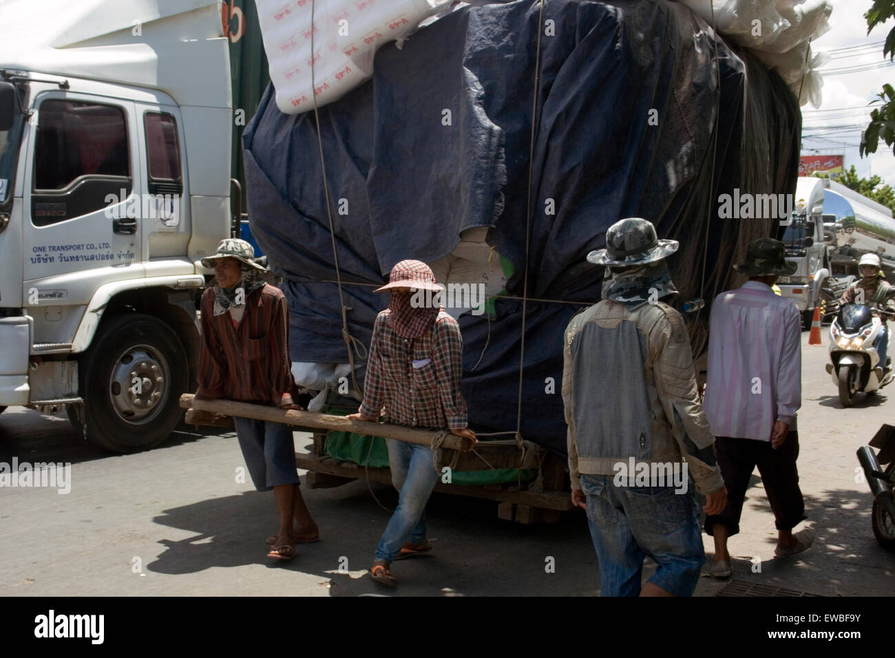 Carrello maschio estrattori sono attraversando la Cambogia - Thailandia International Checkpoint in Sa Kaeo Provincia, Thailandia. Foto Stock