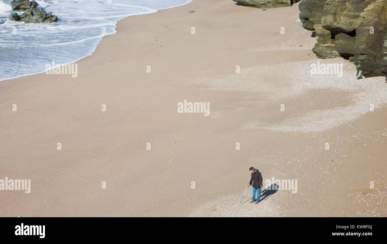 Uomo con rilevatore di metalli sulla spiaggia nel Devon, Regno Unito Foto Stock