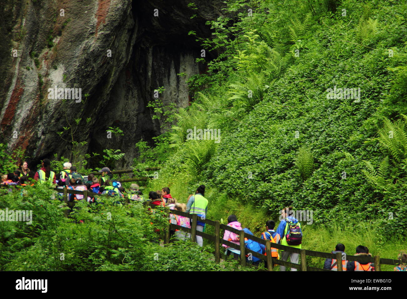 Un gruppo scolastico approccio l'ingresso alla Caverna di picco di Castleton nel Parco Nazionale di Peak District, Derbyshire, in Inghilterra, Regno Unito Foto Stock