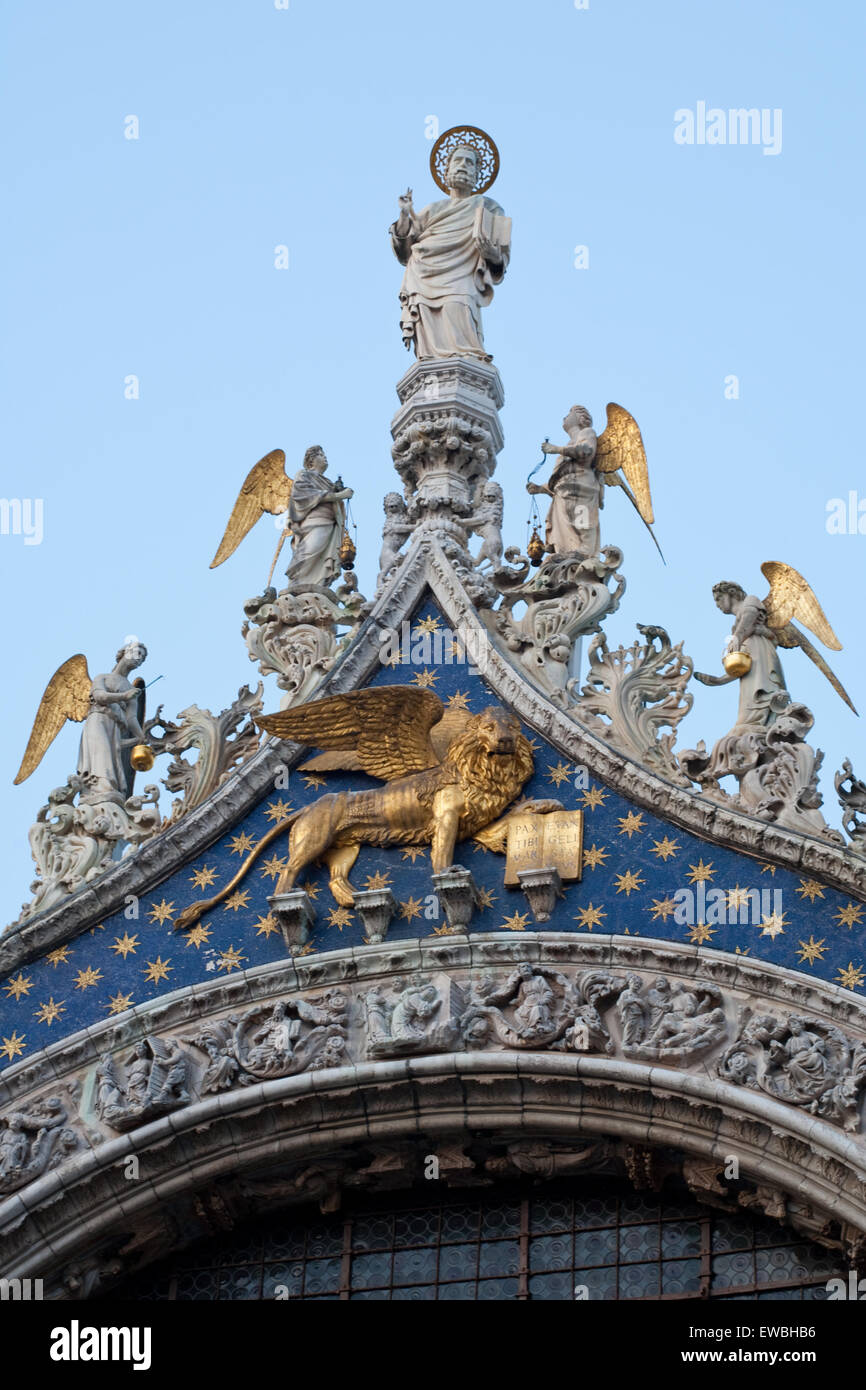 Venezia, Italia. dettaglio della Basilca di San Marco con il leone alato di Venezia Foto Stock