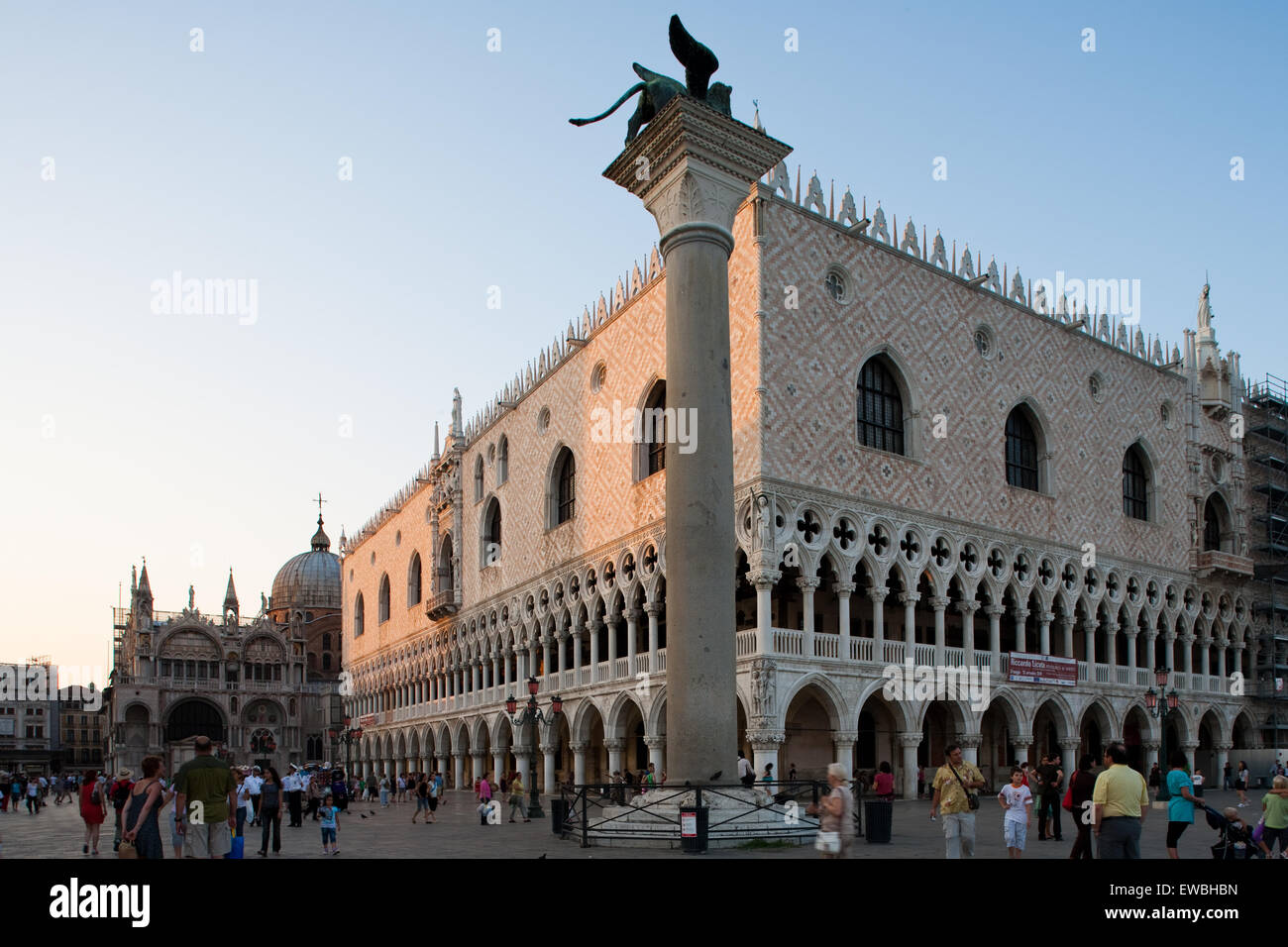 Venezia, Italia. Il Palazzo del Doge, o Palazzo Ducale con il leone alato di Venezia nella parte anteriore Foto Stock