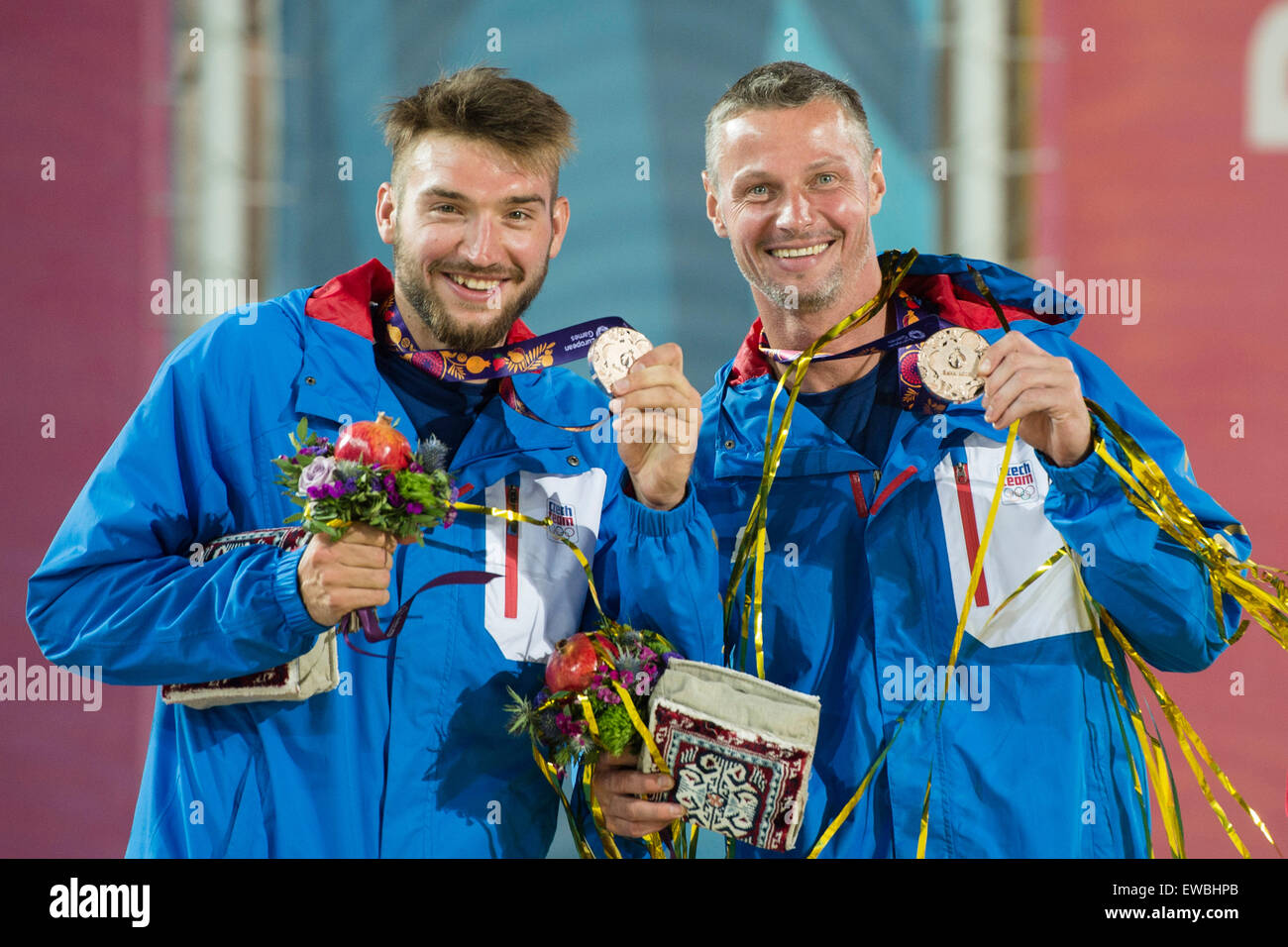 Baku in Azerbaijan. Il 21 giugno, 2015. Da sinistra Jan Hadrava e Premysl Kubala di Repubblica Ceca pongono per la fotografia con la medaglia di bronzo in uomini della pallavolo sulla spiaggia a Baku 2015 1° Giochi Europei a Baku, in Azerbaijan, 21 giugno 2015. Credito: David Tanecek/CTK foto/Alamy Live News Foto Stock
