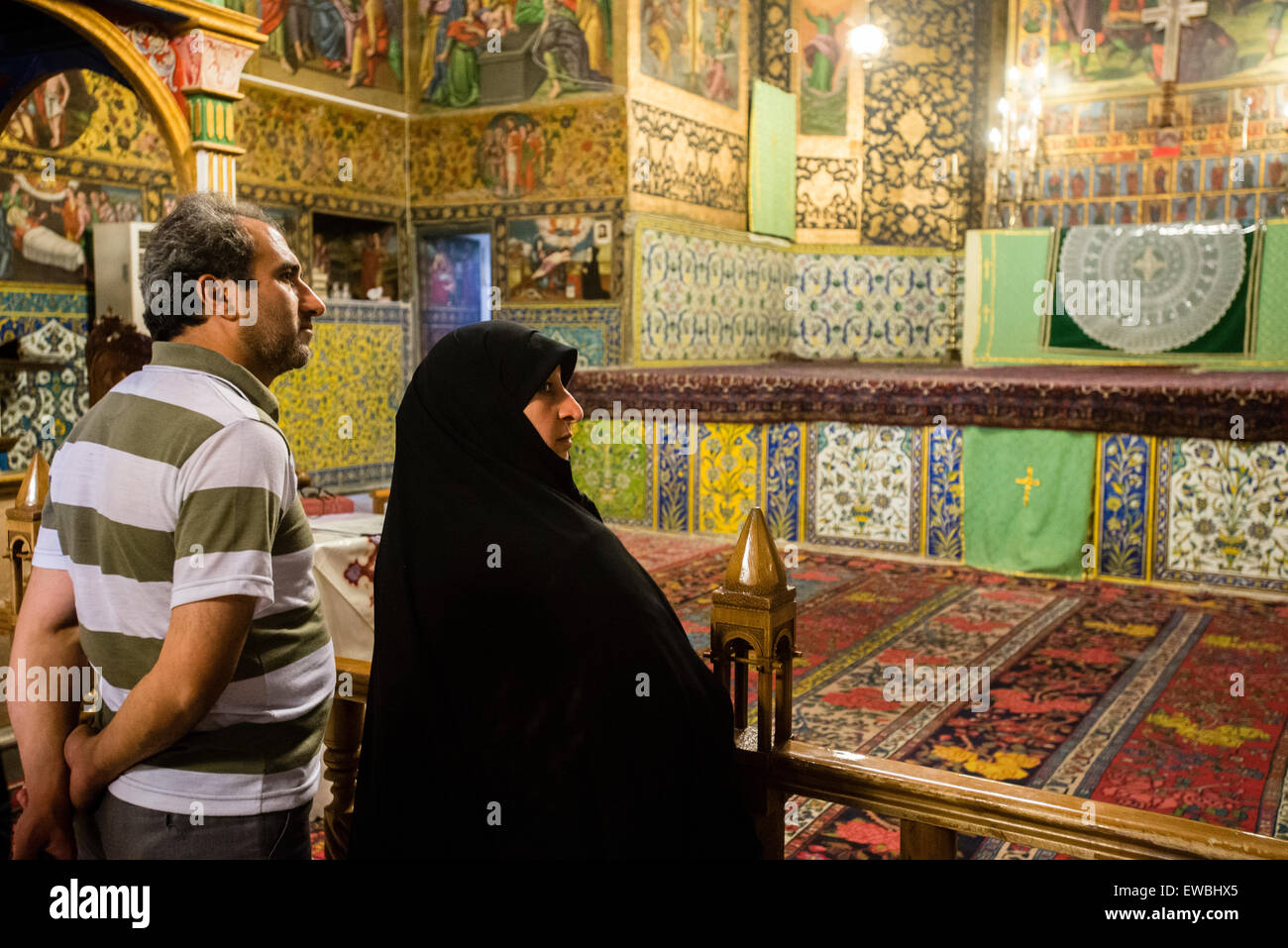 Coppia musulmana visitando la Cattedrale di Vank nel quartiere Armeno di Isfahan, Iran Foto Stock