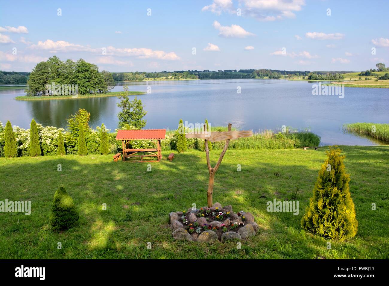 Bellissima spiaggia sul lago Szostak, piccola isola disabitata in background, Orzechowo, Mazury Foto Stock