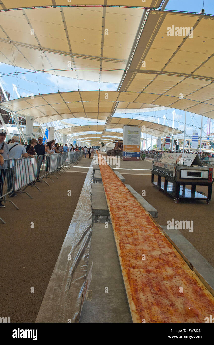 Italia - Milano - Expo 2015 - Annuncio del libro del Guinness dei primati la più lunga del mondo pizza: 1,595.45 metri Foto Stock