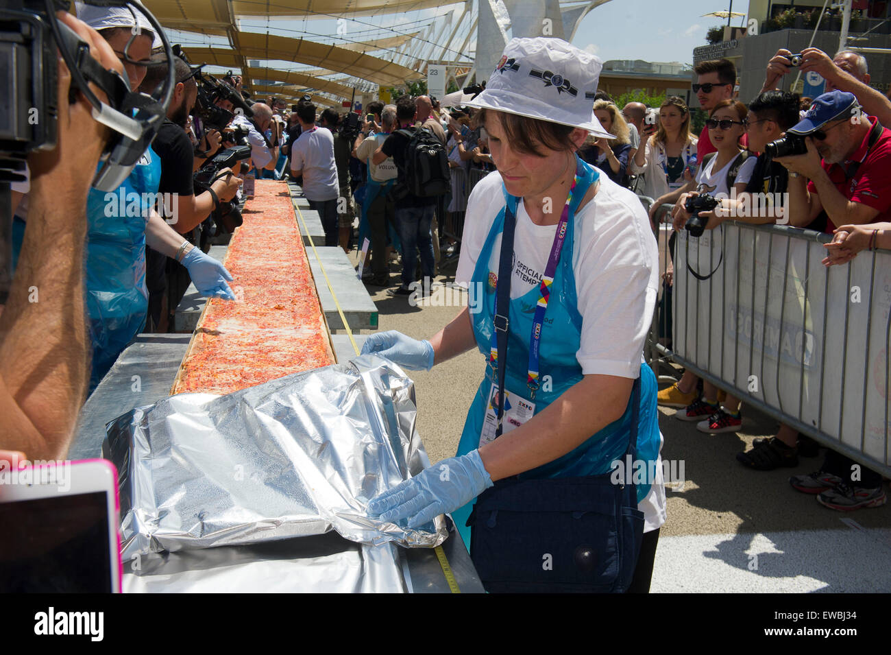 Italia - Milano - Expo 2015 - Annuncio del libro del Guinness dei primati la più lunga del mondo pizza: 1,595.45 metri Foto Stock