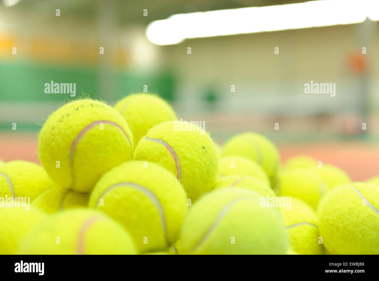 Pila di palle da tennis in un cestello Foto Stock