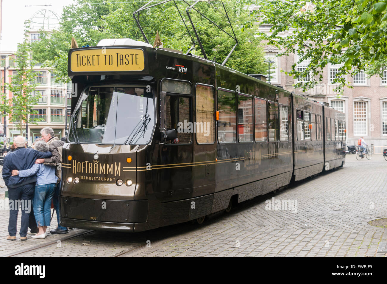 La gente in attesa a bordo del tram Hoftrammm ristorante, Den Haag, Paesi Bassi. Foto Stock