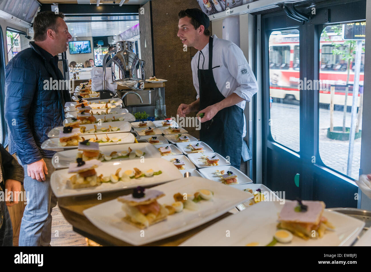 Lo chef prepara il primo corso a bordo del tram Hoftrammm ristorante, Den Haag, Paesi Bassi. Foto Stock