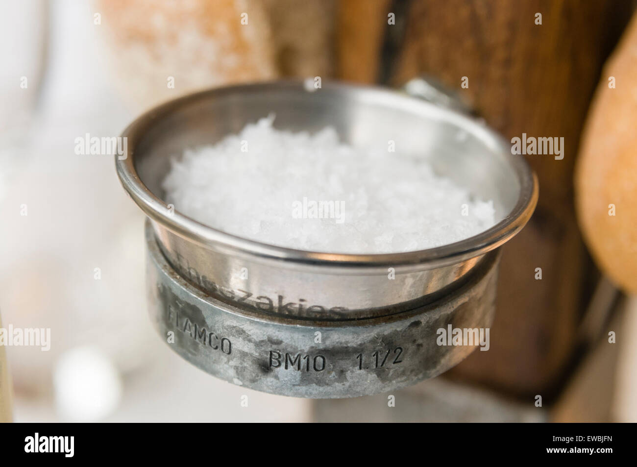Ciotola di sale del mare in un ristorante indicato dalla Guida Michelin Foto Stock