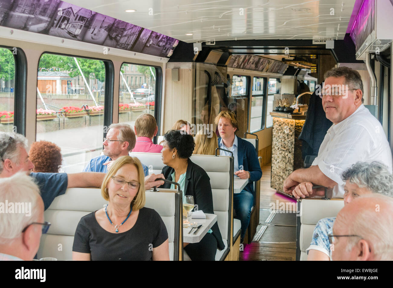 Diners godendo il servizio a bordo del tram Hoftrammm ristorante, Den Haag, Paesi Bassi. Foto Stock