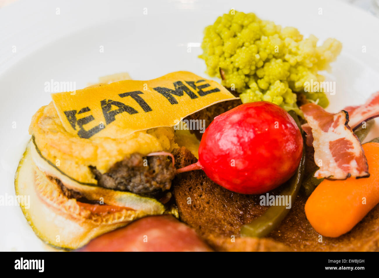 "Mangiare Me' etichetta sul 'A La moussaka che non è la moussaka', lo stufato di manzo con carne di maiale croccante, dolce e salato di verdure, sul tram Hoftrammm ristorante, Den Haag, Paesi Bassi. Foto Stock