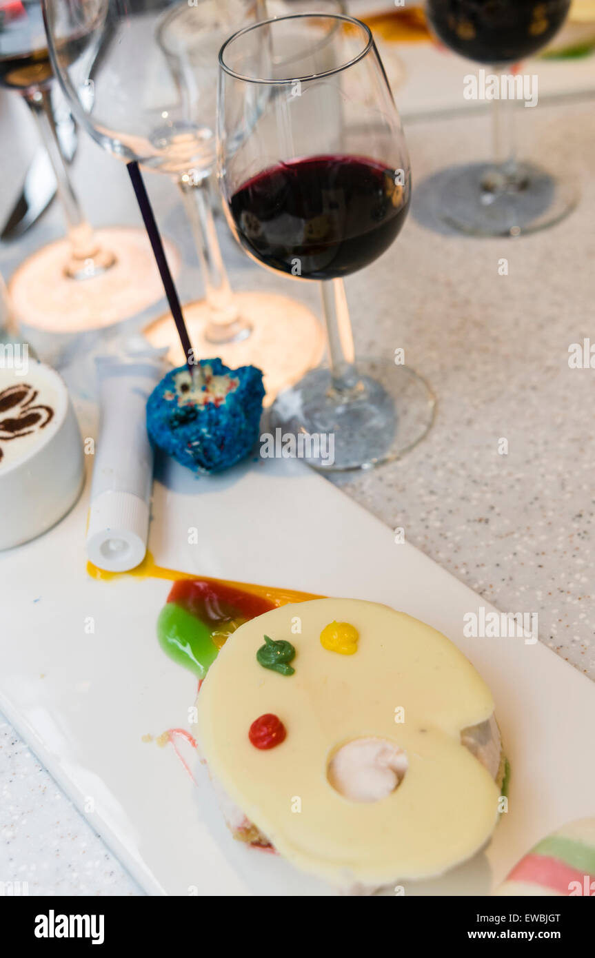 Ispirato da una galleria d'arte, dessert consiste di un pittore commestibile della tavolozza, tubo di panna, mousse di Picasso e la torta di fragole sul tram Hoftrammm ristorante, Den Haag, Paesi Bassi. Foto Stock