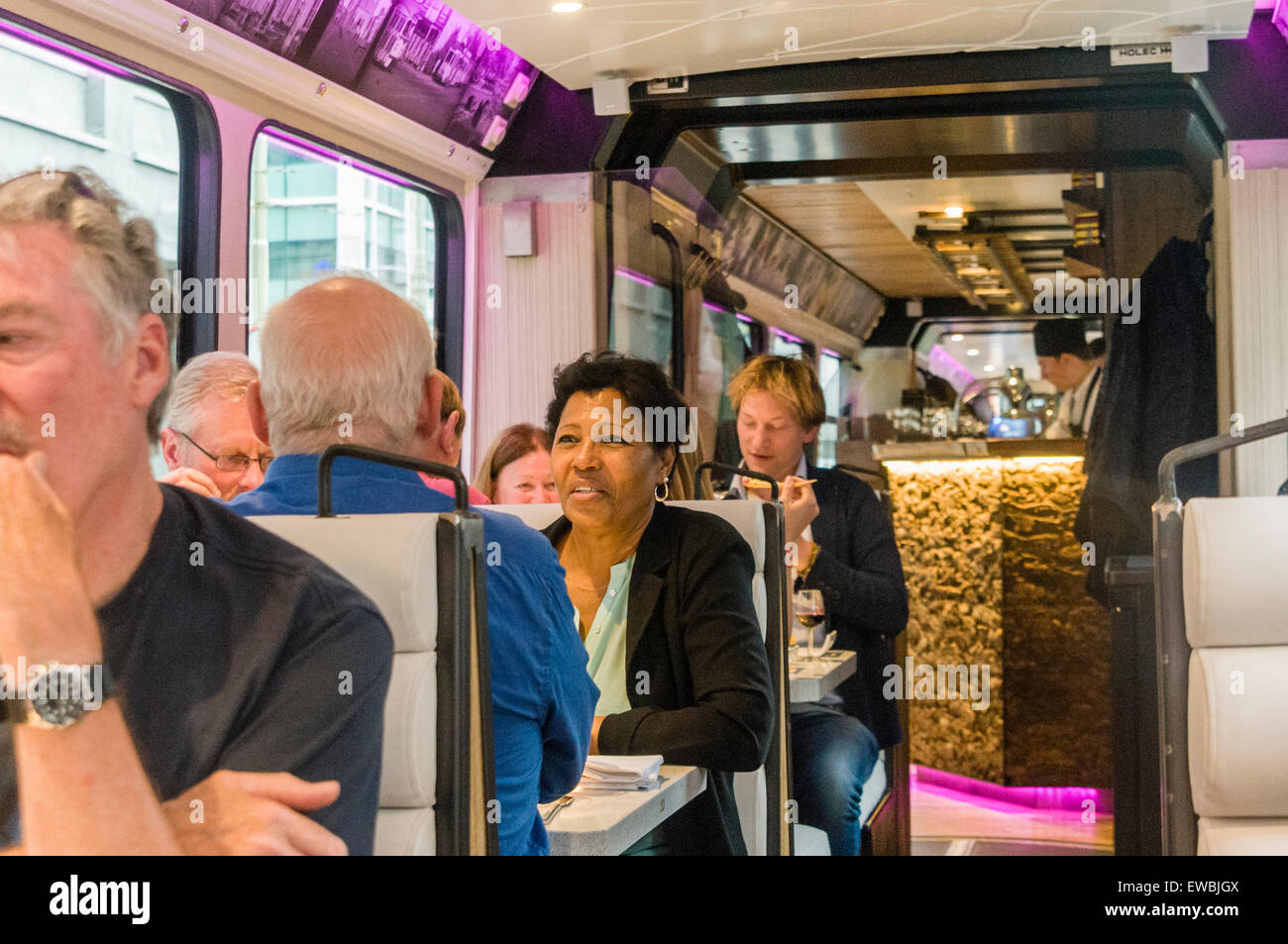 Diners godendo il servizio a bordo del tram Hoftrammm ristorante, Den Haag, Paesi Bassi. Foto Stock