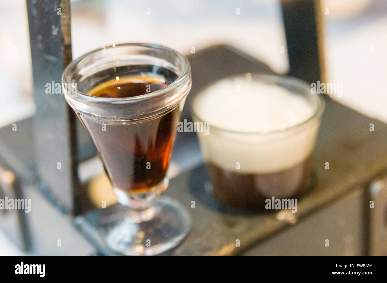 Liquore al caffè, Aia caffè con schiuma a base di soia e una lotteria di cioccolato sul tram Hoftrammm ristorante, Den Haag, Paesi Bassi per festeggiare il loro primo anniversario. Foto Stock