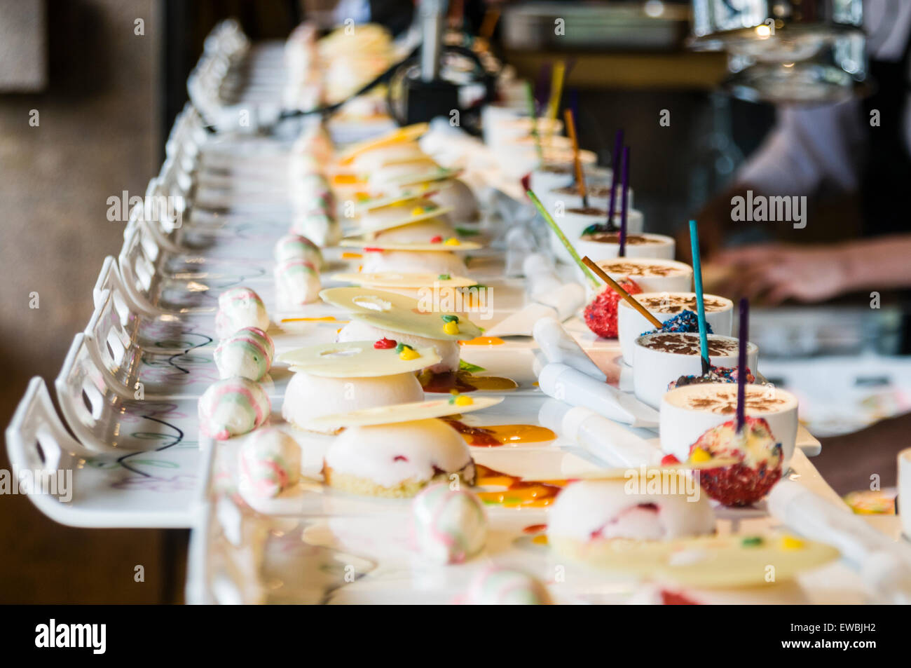 Staff preparare il dessert sul tram Hoftrammm ristorante, Den Haag, Paesi Bassi. Foto Stock