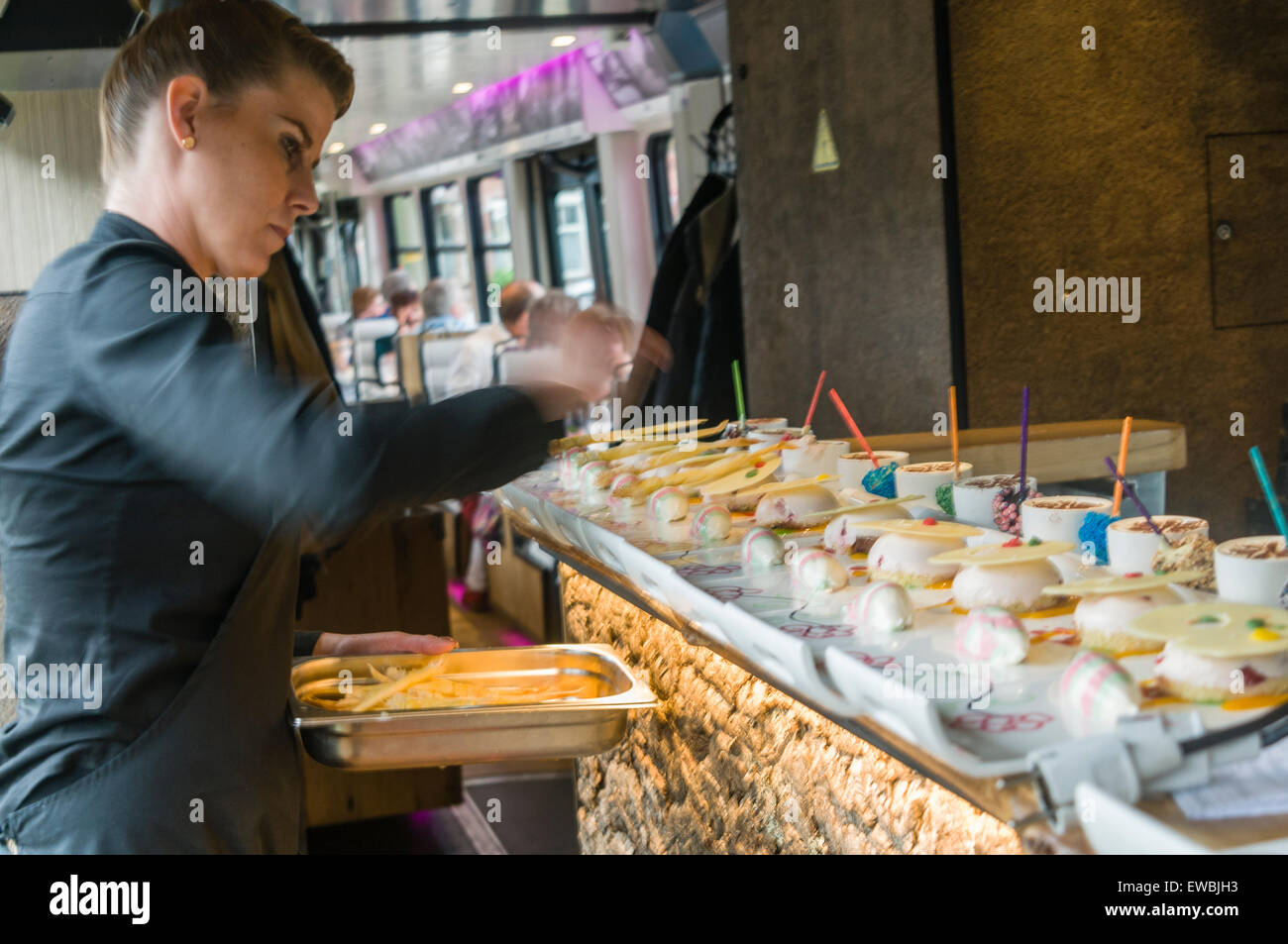 Staff preparare il dessert sul tram Hoftrammm ristorante, Den Haag, Paesi Bassi. Foto Stock