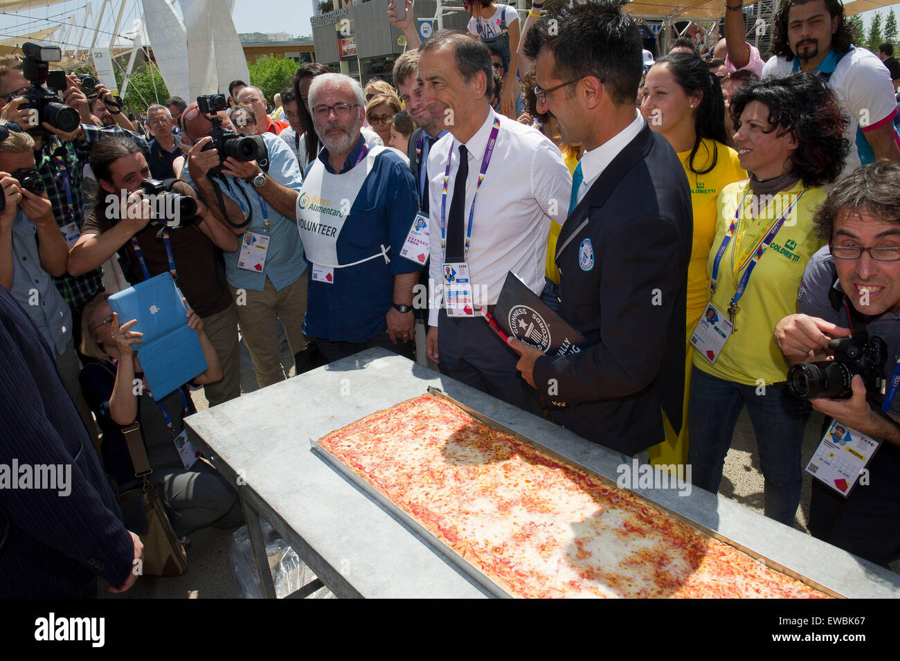 Italia - Milano - Expo 2015 - Annuncio del libro del Guinness dei primati la più lunga del mondo pizza: 1,595.45 metri Foto Stock