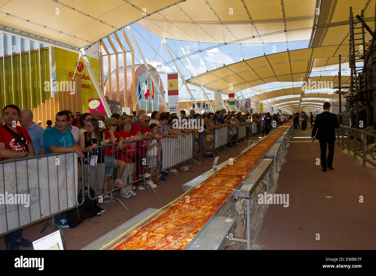 Italia - Milano - Expo 2015 - Annuncio del libro del Guinness dei primati la più lunga del mondo pizza: 1,595.45 metri Foto Stock