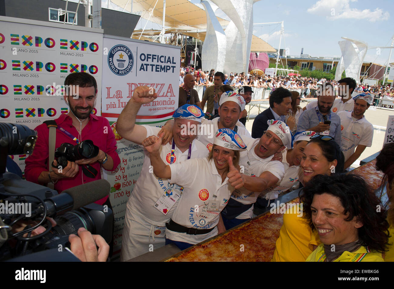 Italia - Milano - Expo 2015 - Annuncio del libro del Guinness dei primati la più lunga del mondo pizza: 1,595.45 metri Foto Stock