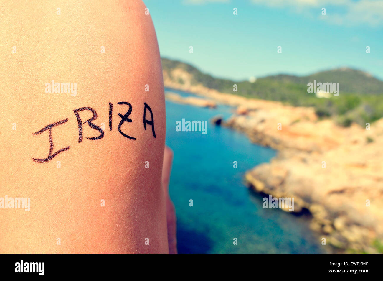 Primo piano del braccio di un giovane uomo con la parola Ibiza scritto in esso, nella costa sud dell'isola di Ibiza in Spagna, in Med Foto Stock