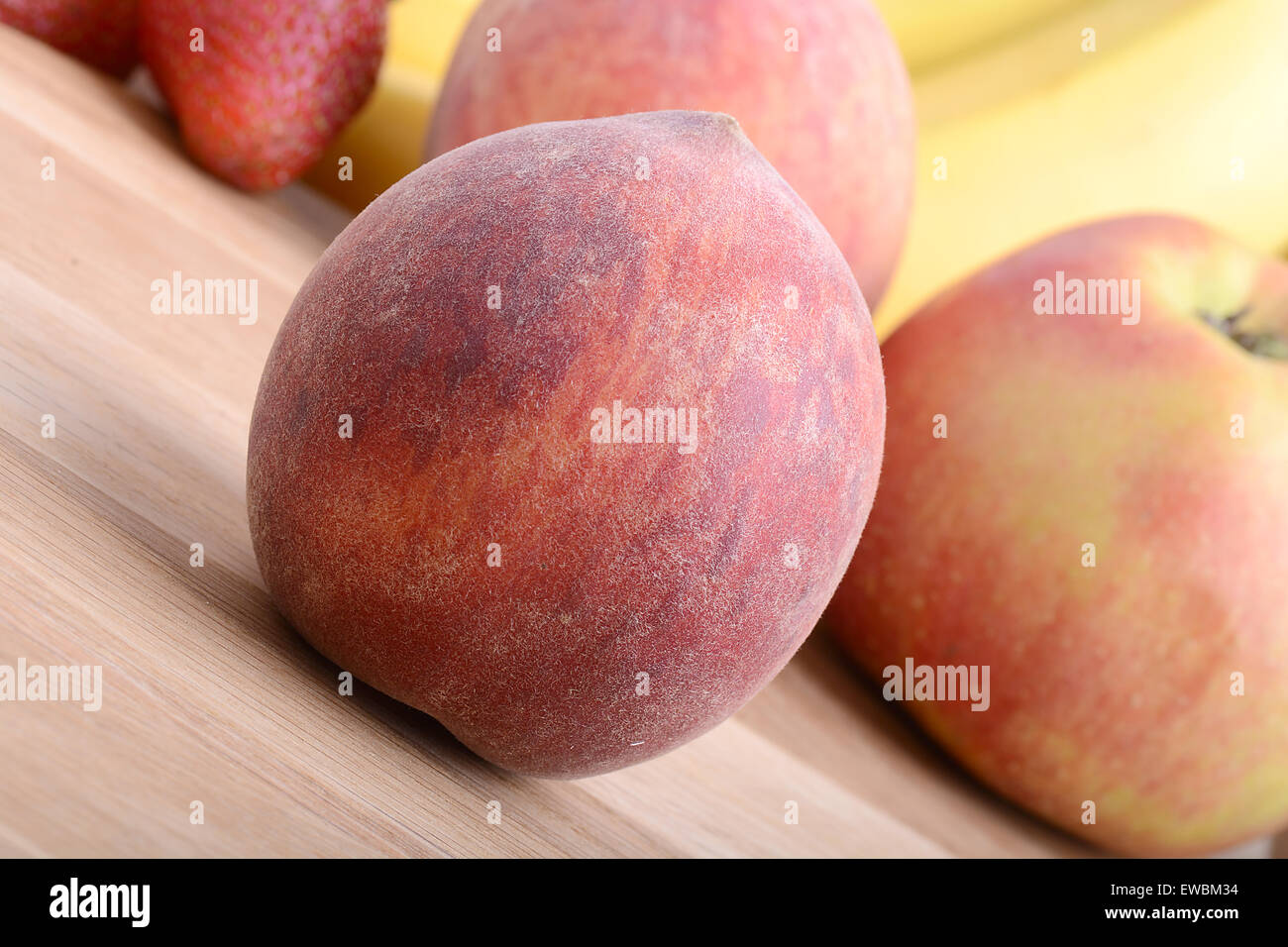 Frutti sul tavolo di legno, di pesche, di mele, banane, food concept Foto Stock