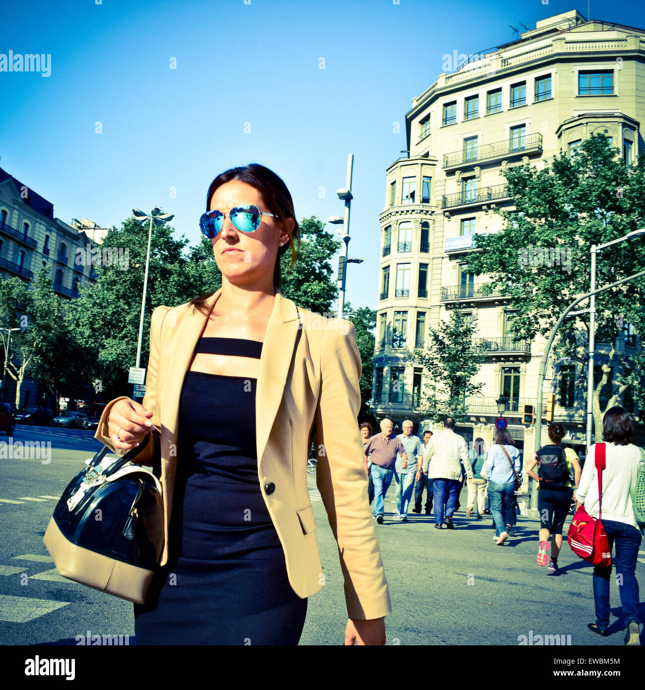 Molto elegante la donna, di tipo esecutivo con occhiali da sole. Barcellona, in Catalogna, Spagna. Foto Stock