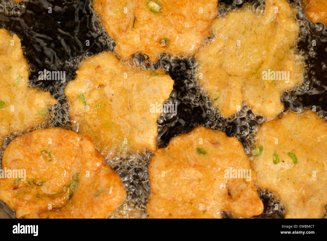 Pesce fritto patty in padella Foto Stock